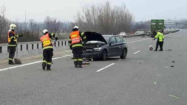 Na několik desítek minut zablokovala dopravní nehoda dálnici D52 u Pohořelic ve směru na Brno. Na šestadvacátém kilometru se v pondělí okolo půl desáté dopoledne srazily dva kamiony a osobní automobil.