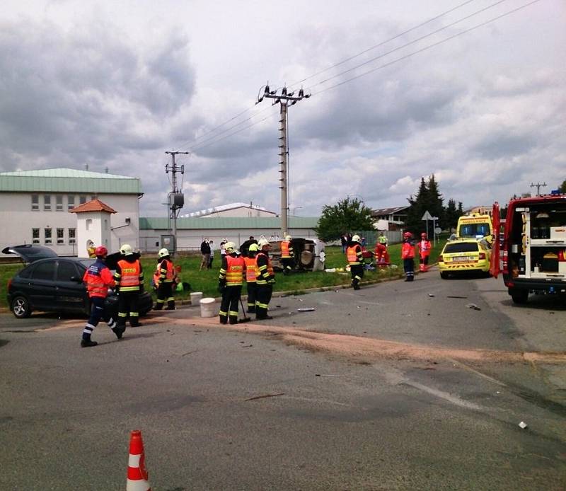 Pět zraněných lidí. Takový je výsledek nedělní odpolední nehody dvou aut v Davídkově ulici v brněnských Chrlicích.