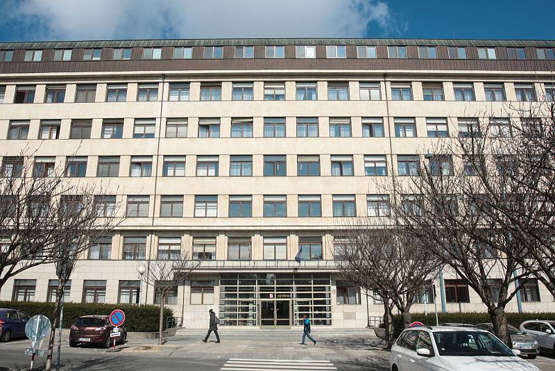 BRNO. Dřívější Všeobecný penzijní ústav fungoval od 60. let jako brněnský sekretariát krajského výboru KSČ. V roce 1986 architekt Milan Steinhauser přistavil střešní nástavbu. Od roku 1993 je objekt sídlem Nejvyššího soudu.