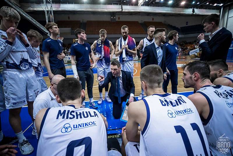 Brněnští basketbalisté (ve světlém) sehráli s favorizovaným Nymburkem vyrovnanou partii, obě mužstva se dostala přes stobodovou hranici.