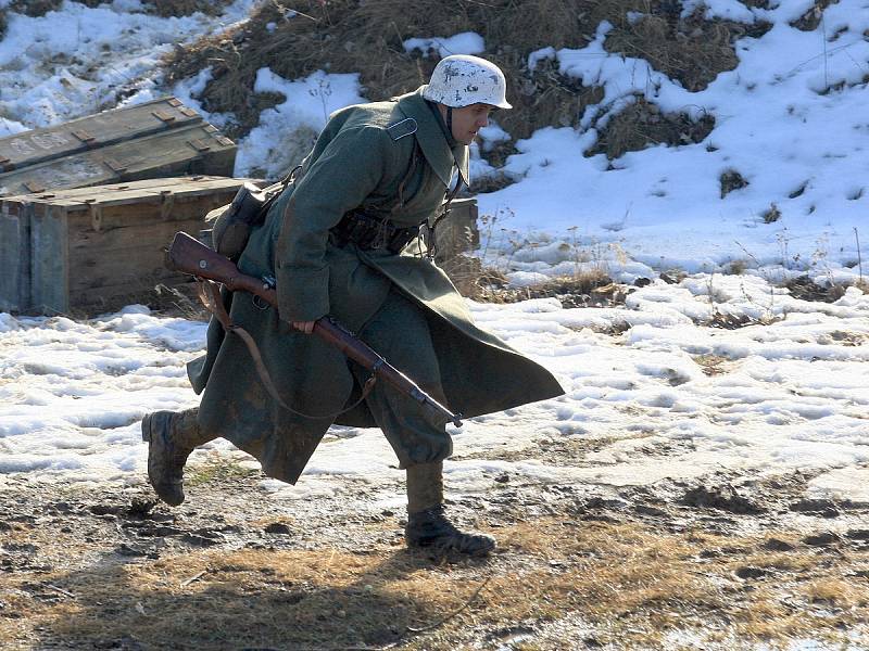 Německé jednotky v sobotu odrazily útok Rudé armády v Army parku u Ořechova. Zimní bitvu z východní fronty roku 1944 jim tam sehrálo přes sto účastníků v dobových uniformách s autentickou výstrojí. 