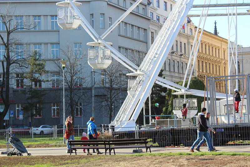 Vyhlídkové kolo na Moravském náměstí.