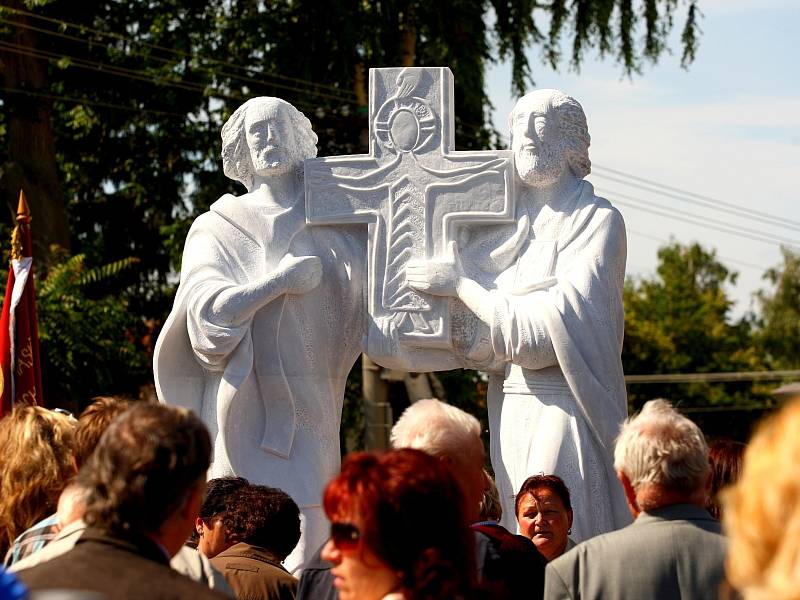 Sousoší sv. Cyrila a Metoděje v Moutnicích požehnal biskup Vojtěch Cikrle.