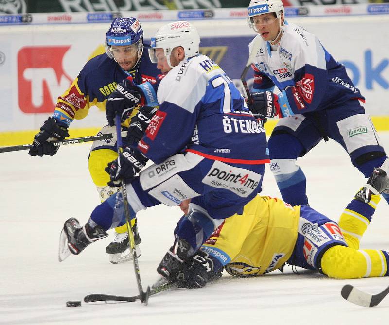 Extraligoví hokejisté Berani Zlín (ve žlutém) v 52. kole v pátek doma vyzvali mistrovskou Kometu Brno.