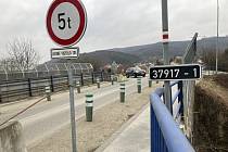 Most je pouze jednosměrný, řidiči vyjíždějící z Lelekovic zde musí dávat přednost.