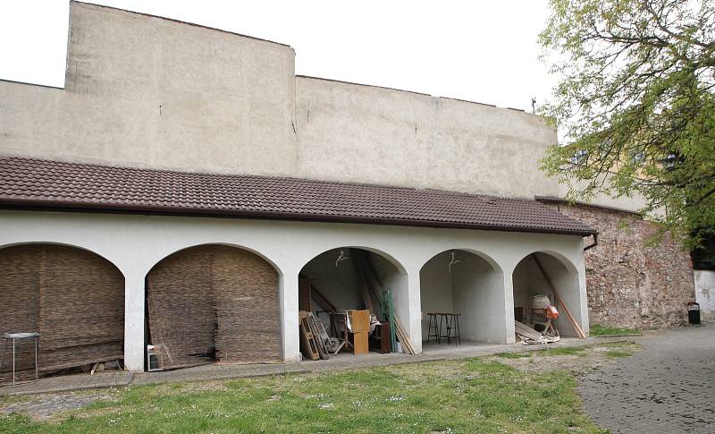 Ve dvoře barokního domu je zahrádka kavárny, která často láká na festivaly nebo jiné kulturní akce. Lidé se bojí, že o ně kvůli novým bytům přijdou. 