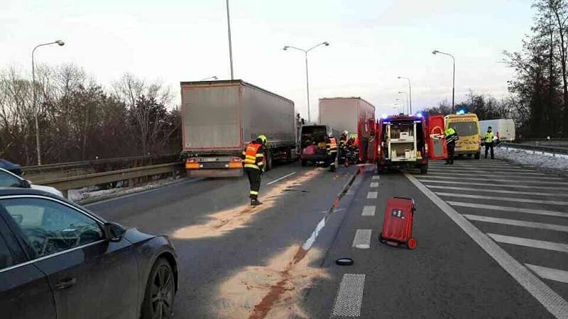 Na dálnici u Brna se střetlo nákladní auto s dodávkou.