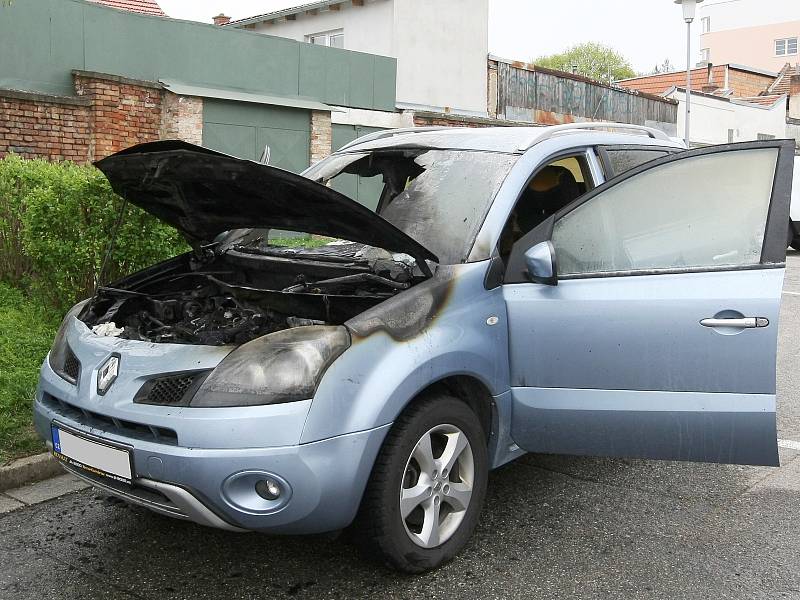 Požár motoru auto zničil.