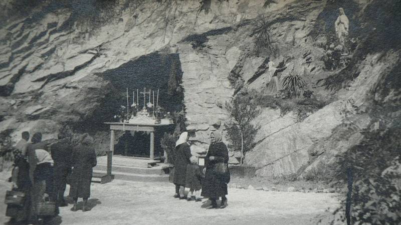 Lurdská jeskyně v poutním areálu v Hlubokých Mašůvkách ve vánočním čase.