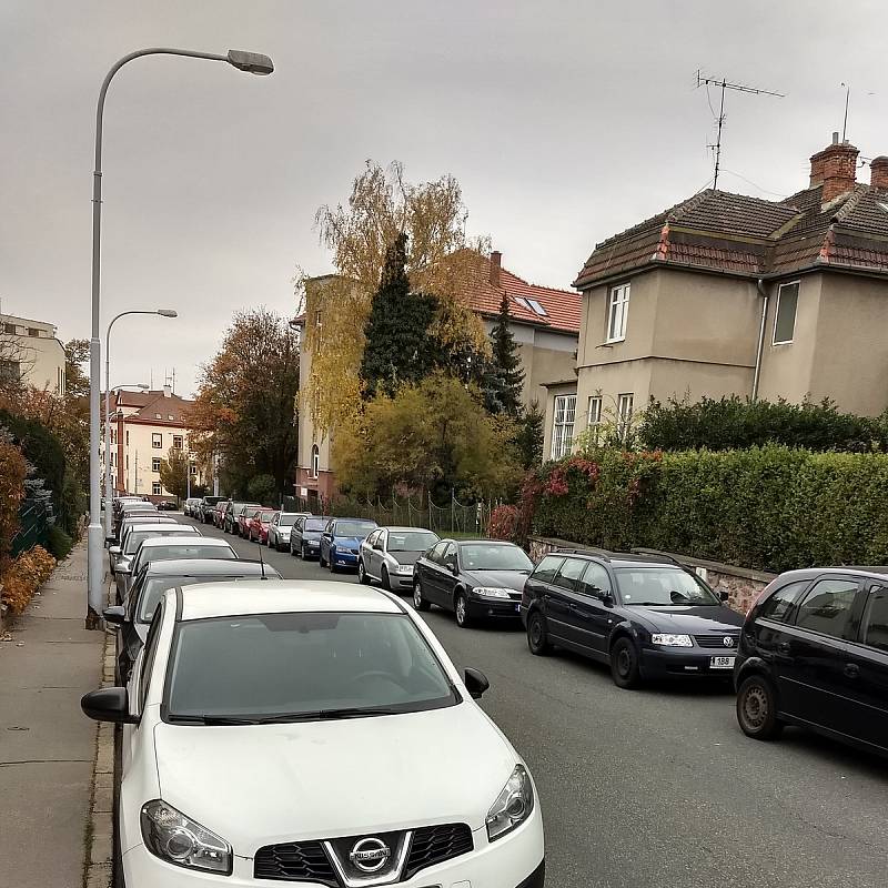 Druhá vlna rezidentního parkování zalila ve čtvrtek další tři oblasti Brna. Auta zóny vytlačily na jejich hranice, kde ale ucpávají ulice. Na fotografii je Zachova ulice. Autor: Marek Hadrbolec