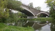 Železniční viadukt v brněnských Obřanech z roku 1953.