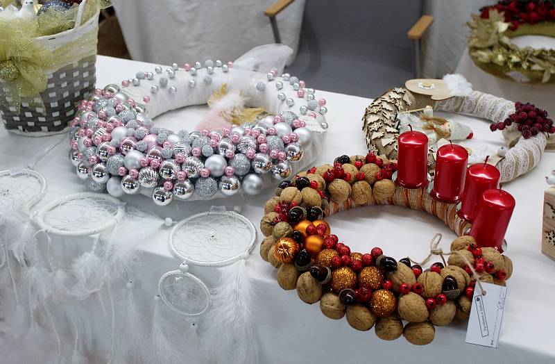 Nejrůznější řemeslné výrobky nakupovali v sobotu nejen Kuřimští. Oblibě se těšily šperky, keramika i ručně vyráběné kožené kabelky.