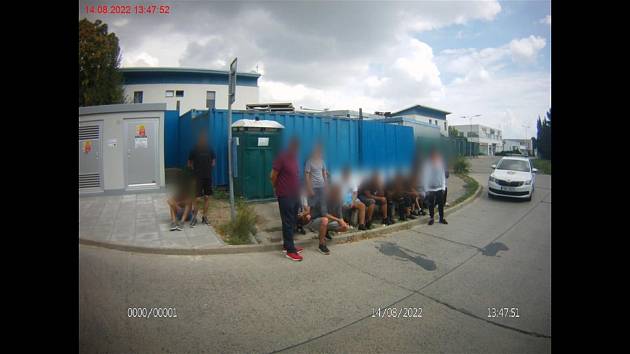 Osmnáct migrantů zajistili v neděli odpoledne strážníci v brněnské Slatině.