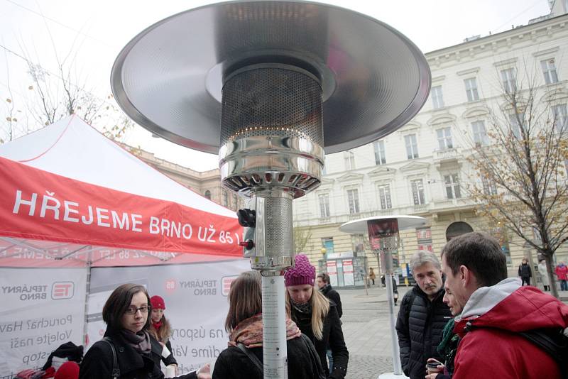 Zahřát se na zastávkách v centru města u plynových ohřívačů, dát si hrnek horkého čaje a vyhrát drobný dárek. To mohou lidé od pátku čtvrtého až do čtvrtka sedmnáctého prosince na informačních stáncích Brněnských tepláren.