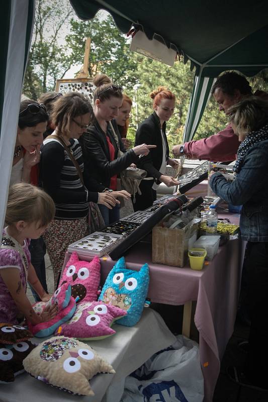 To nejlepší z nezávislé módy, šperků, designu, ale i regionálních potravin v pátek zaplnilo prostranství před Janáčkovým divadlem.