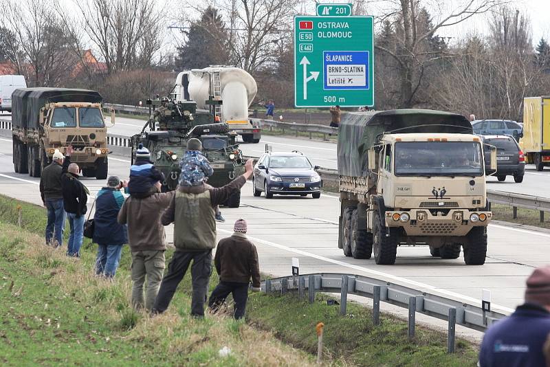 Jeden z amerických konvojů projížděl v pondělí dopoledne i jižní Moravou - z Vyškova přes Brno a dál směrem na Prahu.