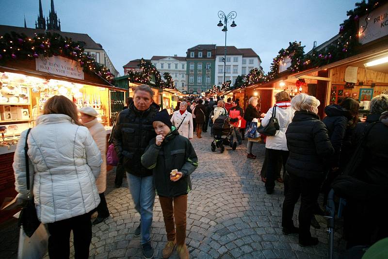 Brňané rozsvítili vánoční strom na náměstí Svobody. V centru města začaly trhy.