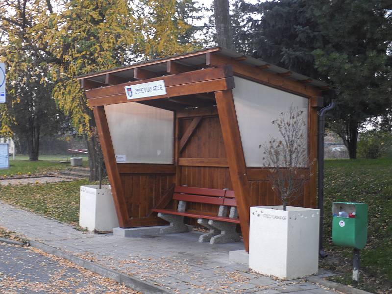 Ve Vlasaticích mají nové dřevěné autobusové zastávky.