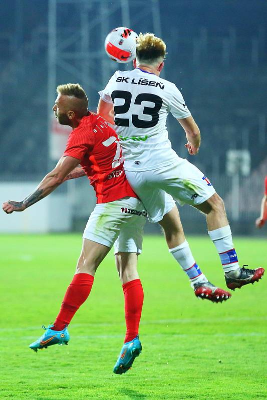 Fotbalisté Zbrojovky (v červeném) prohráli v derby s Líšní 1:3