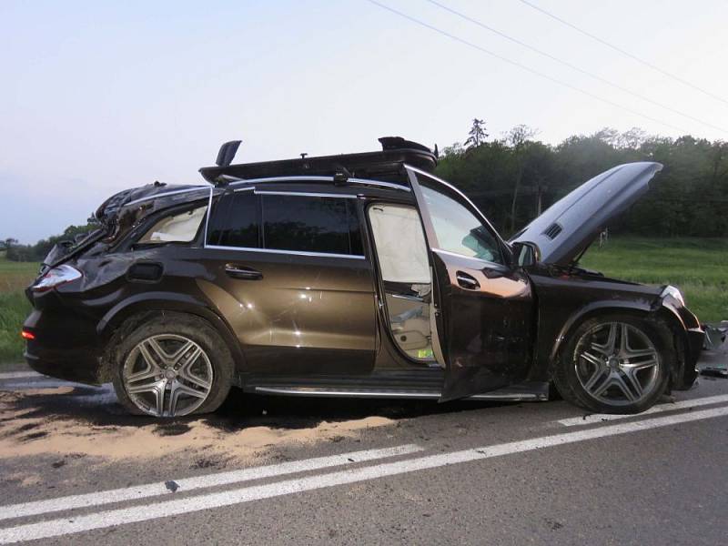 Srážka dvou aut u Čebína na Brněnsku. Podle policie nehodu způsobil jedenadvacetiletý řidič volkswagenu.  Škoda se vyšplhala zhruba na dva miliony.