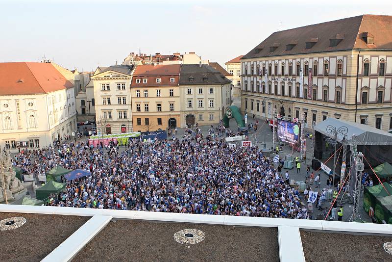 Mistři, mistři! Ozývalo se z brněnského Zelného trhu. Fanoušci tam neúnavně fandili vítězné Kometě.