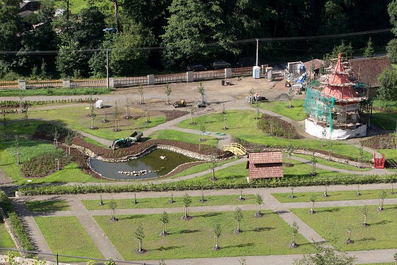 Obnova vrchnostenské okrasné zahrady na hradě Pernštejn.