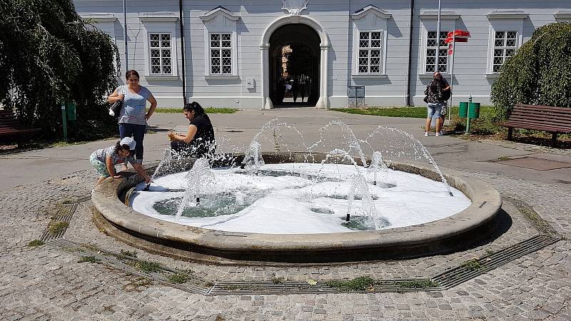 Brno 23.7.2019 - kašna s pěnou v parku Rooseveltova v Brně