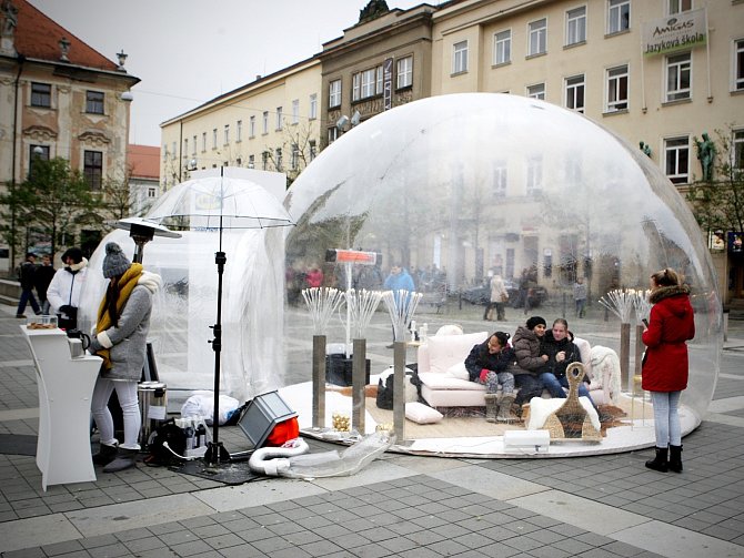 Velké průhledné bubliny a v ní pohovky určené k odpočinku se objevily na dvou místech v Brně. Lidé na ně narazí na Moravském náměstí před Moravskou galerií a u nákupního centra Galerie Vaňkovka. Jde o reklamní kampaň.