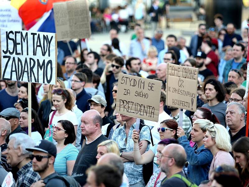 Další protesty proti chování prezidenta Miloše Zemana a ministra financí Andreje Babiše. V Brně se 17. května sešli lidé na náměstí Svobody na demonstraci Proč? Proto!