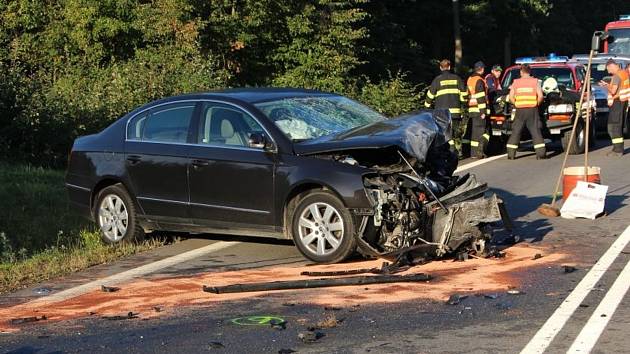 Ve čtvrtek ráno došlo na silnici mezi Popůvkami a Rosicemi k závažné dopravní nehodě. Dvacetiletý řidič VW Passat přejel do protisměru, kde se čelně střetl s osobním automobilem Fiat Punto. Čtyřiadvacetiletá řidička fiatu srážku nepřežila.