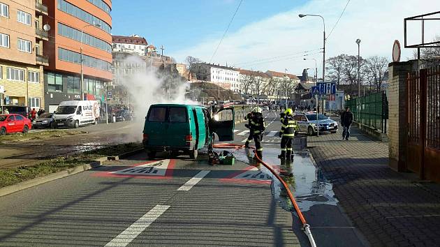 Požár dodávky na brněnských Nových Sadech likvidovali ve středu ráno hasiči.