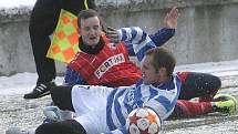 Pro hubenou výhru 1:0 si do Brněnských Ivanovic dojeli druholigoví fotbalisté Znojma (v pruhovaném), brankou Zdeňka Mičky z druhého poločasu zdolali rezervu Zbrojovky.