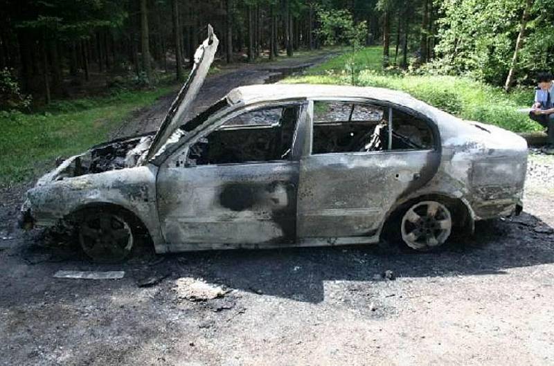 Vyhořelé auto nalezli policisté u obce Hlinné.