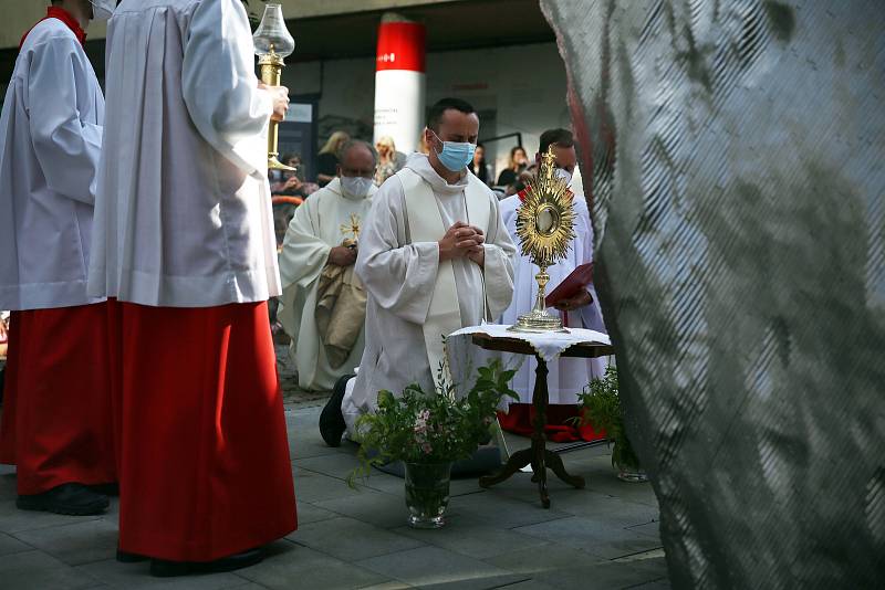 Eucharistický průvod Těla a Krve Páně vyrazil z kostela sv. Janů-minorit Jánskou ulicí na Pohořelec. Zde proběhla krátká pobožnost, do které duchovní zapojili i novou sochu Asteroid na Kobližné ulici.