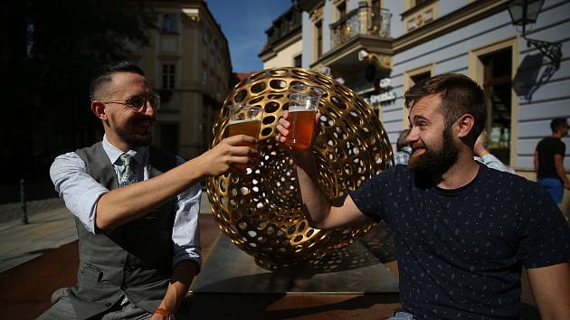 Slavnosti piva Františka Ondřeje Poupěte pění v okolí Šilingrova náměstí. Zlatavý mok je zde k ochutnání v mnoha variacích od malých pivovarníků.