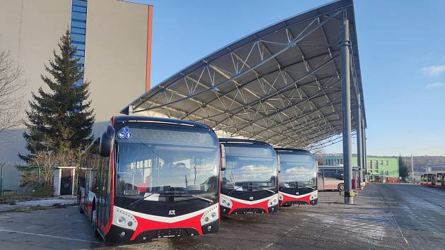 Do konce roku do Brna dorazí šestnáct nových naftových autobusů SOR NS 12. První tři už jsou ve vozovně Medlánky.