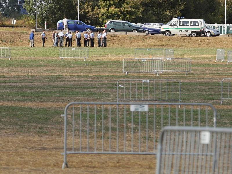 Páteční přípravy na letišti v Brně Tuřanech u příležitosti návštěvy papeže.