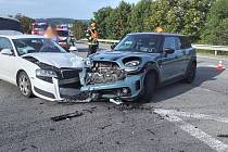 Řidička u Rosic zřejmě přehlédla auto, záchranka spěchala ke dvěma zraněným.