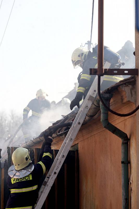 Celá střecha, půda a polovina rekreačního domu shořela v Silůvkách na Brněnsku.