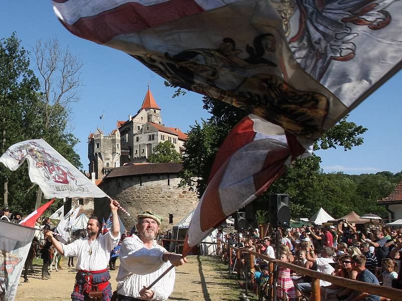 Lidé na Pernštejně přihlíželi lovu dravých ptáků nebo souboji šermířů.