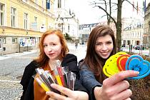 V ulicích měst po celé České republice prodávají od pondělí 21. září studenti plastiková srdíčka a nebo propisovací tužky s logem charitativní sbírky.