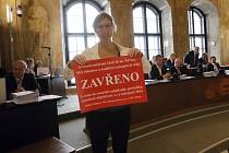 Netradičně v úterý začalo poslední jednání Zastupitelstva města Brna v tomto volebním období. Brněnští aktivisté se se zastupiteli rozloučili a předali jim dárky.