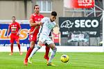 Fotbalisté Zbrojovky (v červeném) v šestém kole nejvyšší soutěže podlehli na domácím hřišti Karviné 0:2.