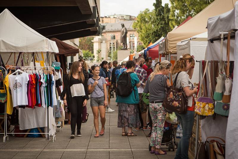 Slavnostní zahájení nové sezony Janáčkova divadla v Brně zpestřil ve středu i takzvaný Mini Theatre Fashion Market. Okolní prostor tak obsadily stánky především s módními doplňky. 