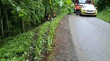 Nehoda mercedesu v lese poblíž Bílovic nad Svitavou na Brněnsku skončila v sobotu ráno tragicky.