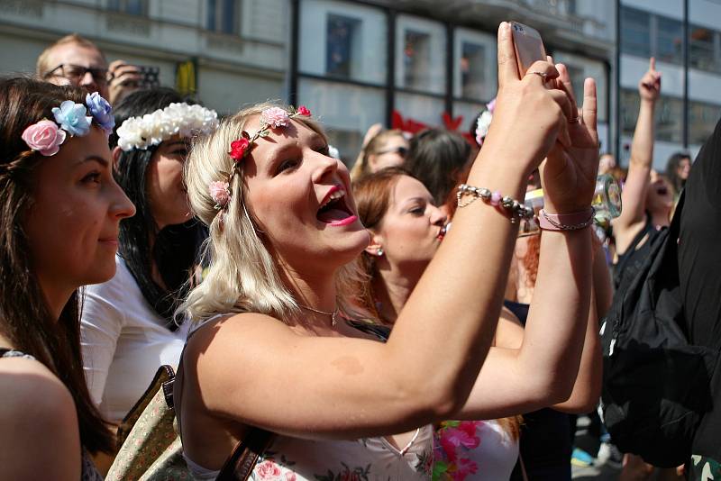 Tisíce studentů se zúčastnily majálesového průvodu z náměstí Svobody na brněnské výstaviště za doprovodu kapel.