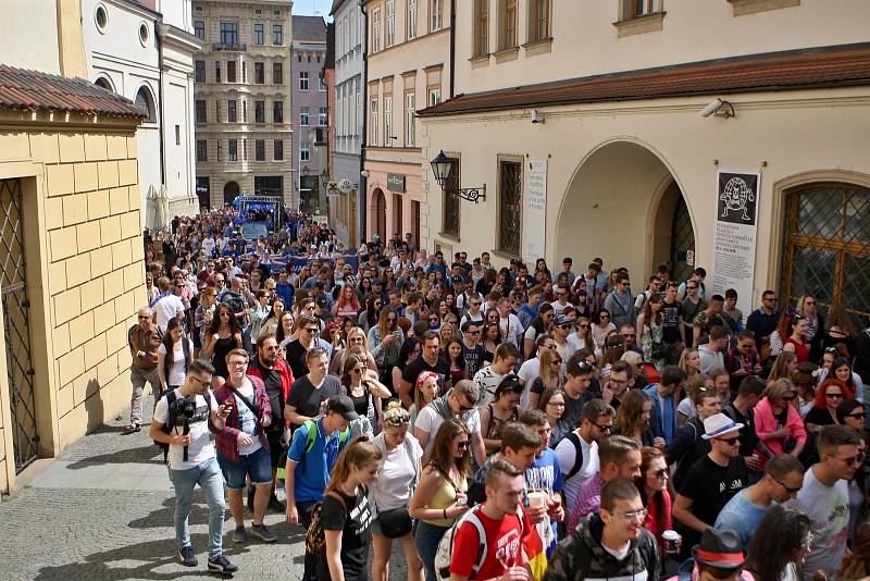 Tisíce studentů se zúčastnily majálesového průvodu z náměstí Svobody na brněnské výstaviště za doprovodu kapel.