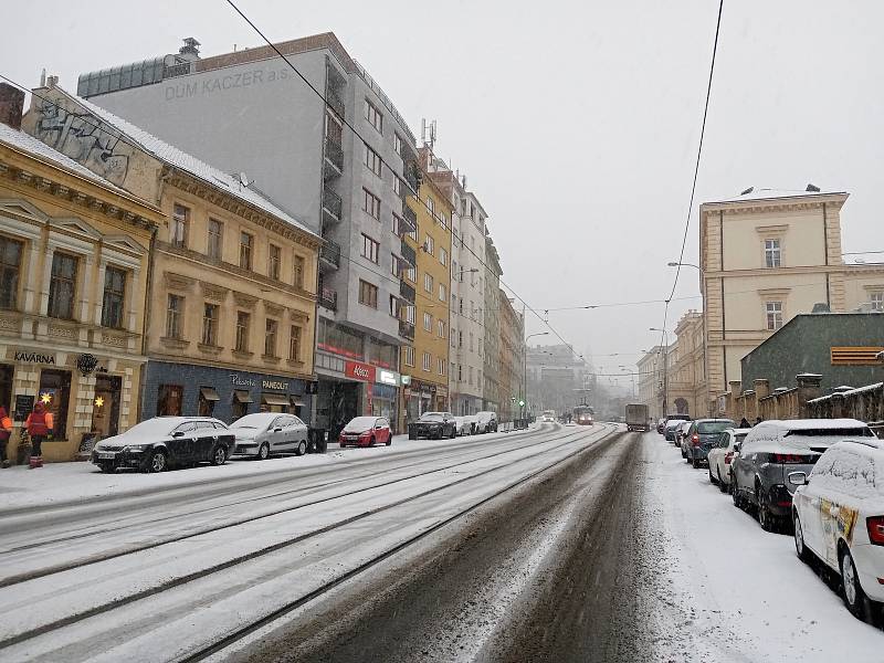 Centrum Brna zasypal sníh. Na snímku ulice Pekařská.