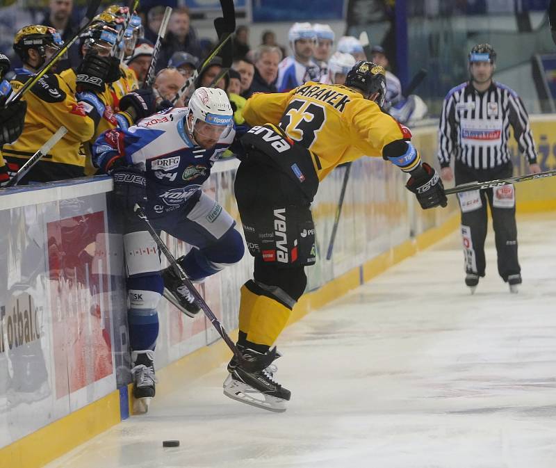 Hokejisté brněnské Komety (v modrém) v posledním 52. kole základní části extraligy přehráli poslední Litvínov 4:0.