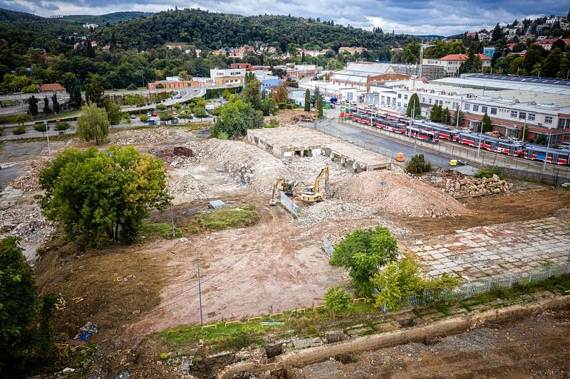 Za zhruba tři měsíce zbouraly stavební stroje 12 z 21 objektů určených k demolici kvůli výstavbě multifunkční haly na brněnském výstavišti.